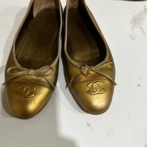 CHANEL Metallic Gold Leather Ballet Flats with CC Logo